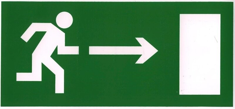 Знак E03 Направление к эвакуационному выходу направо